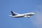 Homem quase é sugado de avião após janela se soltar em voo da Ryanair
