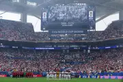 Homenagem a Jayden Adams antes de Noruega x Inglaterra na Copa