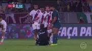 Hulk derruba árbitro Raphael Claus em jogo do Fluminense contra o Bahia