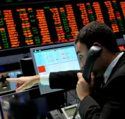 Ibovespa cai com Santander em baixa de 6%, mas Petrobras limita perdas