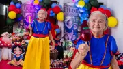 Idosa de 92 anos comemora aniversário vestida de Branca de Neve com os filhos como anões