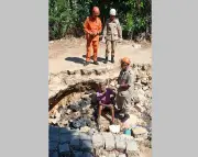 Idoso cai em cratera em Campos após moradores alertarem há meses