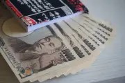Iene dispara com plano do Japão para fundos de pensão