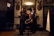 Igor Thiago estrela campanha do novo uniforme do Brentford inspirado em Kingsman