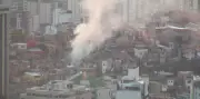 Incêndio atinge barracões no Aglomerado Morro do Papagaio em BH