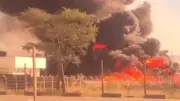 Incêndio atinge depósito em Queimados, na Baixada Fluminense