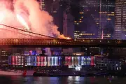 Incêndio atinge Ponte do Brooklyn durante queima de fogos dos 250 anos dos EUA
