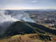 Incêndio atinge Serra dos Mascates em Valença; bombeiros combatem chamas