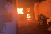 Incêndio criminoso atinge casa em Campo Grande; suspeitos são procurados
