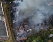 Incêndio de grandes proporções atinge hospital na Inglaterra