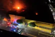 Incêndio de grandes proporções destrói supermercado em Umuarama, PR