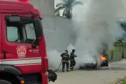 Incêndio destrói carro em Caraguatatuba; ninguém ficou ferido