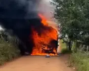 Incêndio destrói ônibus escolar em Craíbas, Alagoas; motorista escapa