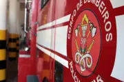Incêndio destrói parte de casa em São Vicente e atinge telhado vizinho