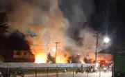 Incêndio em vegetação próximo a imóvel abandonado é controlado em Tefé (AM)