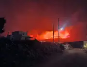 Incêndio florestal descontrolado em Paros força evacuações na Grécia