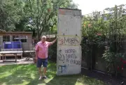 Inglês é obrigado a remover pedaço do Muro de Berlim do jardim