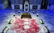 Irã abre túmulo de Khamenei e milhares visitam santuário em Mashhad