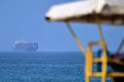 Irã atinge segunda embarcação e base dos EUA no Catar, diz mídia estatal