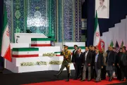 Irã chora em funeral privado de Ali Khamenei; velório público começa sábado