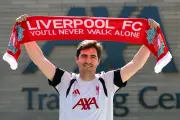Iraola é apresentado no Liverpool e pede mais contratações
