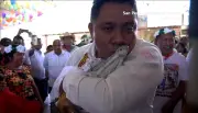 Jacaré é noiva em casamento tradicional no México
