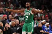 Jaylen Brown trocado com 76ers; Paul George vai para Celtics