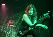 Jennifer Finch, baixista do L7, morre aos 59 anos após câncer cerebral agressivo