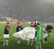 Jogadores do Tigre exibem faixa 'As Malvinas são argentinas' após vitória