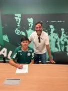 João França, joia de 16 anos, assina primeiro contrato profissional com o Palmeiras
