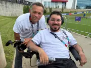 Jornalista cadeirante viraliza ao entrevistar Messi e Bellingham na Copa