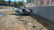 Jovem bêbado com CNH suspensa capota carro ao fugir da polícia na BR-101 no ES