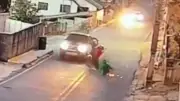 Jovem morre ao dar grau, bater em caminhonete e ser atingido pela própria moto no ES