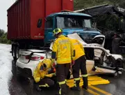 Jovem morre após BMW invadir pista contrária e bater em caminhão na SC-418