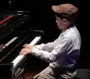 Jovem pianista alagoano de 11 anos representa Brasil em festival em Portugal