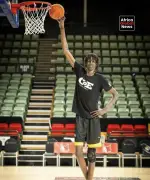 Jovem sudanês de 18 anos com 2,29m chama atenção no basquete