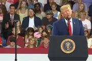 Jovem viraliza ao zombar de Trump durante comício na Geórgia