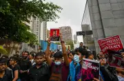 Jovens indianos voltam às ruas após repressão em protestos por educação