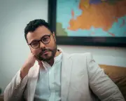 Juan Jullian fala sobre filmes da Globo com Anitta e Gabriela Loran