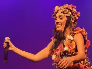 Juliana Linhares estreia show 'Até cansar o cansaço' e é coroada rainha da música brasileira
