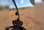 Juliano treina em helicóptero, brinca com gado e mostra paixão por aeronaves