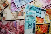 Juros futuros fecham em alta com política e leilão do Tesouro