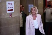 Justiça francesa reduz pena de Le Pen, mas mantém tornozeleira eletrônica