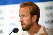 Kane dispensa artilharia da Copa e foca em título coletivo