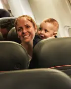Ketlen viaja com filho pela 1ª vez com Santos; CBF paga despesas
