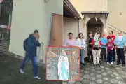 Ladrão faz sinal da cruz ao furtar imagem de Nossa Senhora em SP