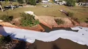 Lago em Jaú é tomado por espuma branca; suspeita de crime ambiental