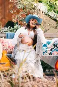 Lauana Prado grávida de 8 meses grava audiovisual e dedica música ao filho