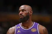 LeBron James assina com 76ers por dois anos e US$ 8 milhões