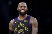 LeBron James deixa Lakers e assina com Philadelphia 76ers por 2 anos